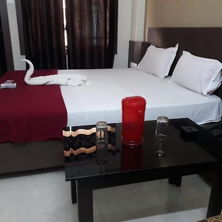 Goroomgo Hotel Uk Palace Puri Exterior photo