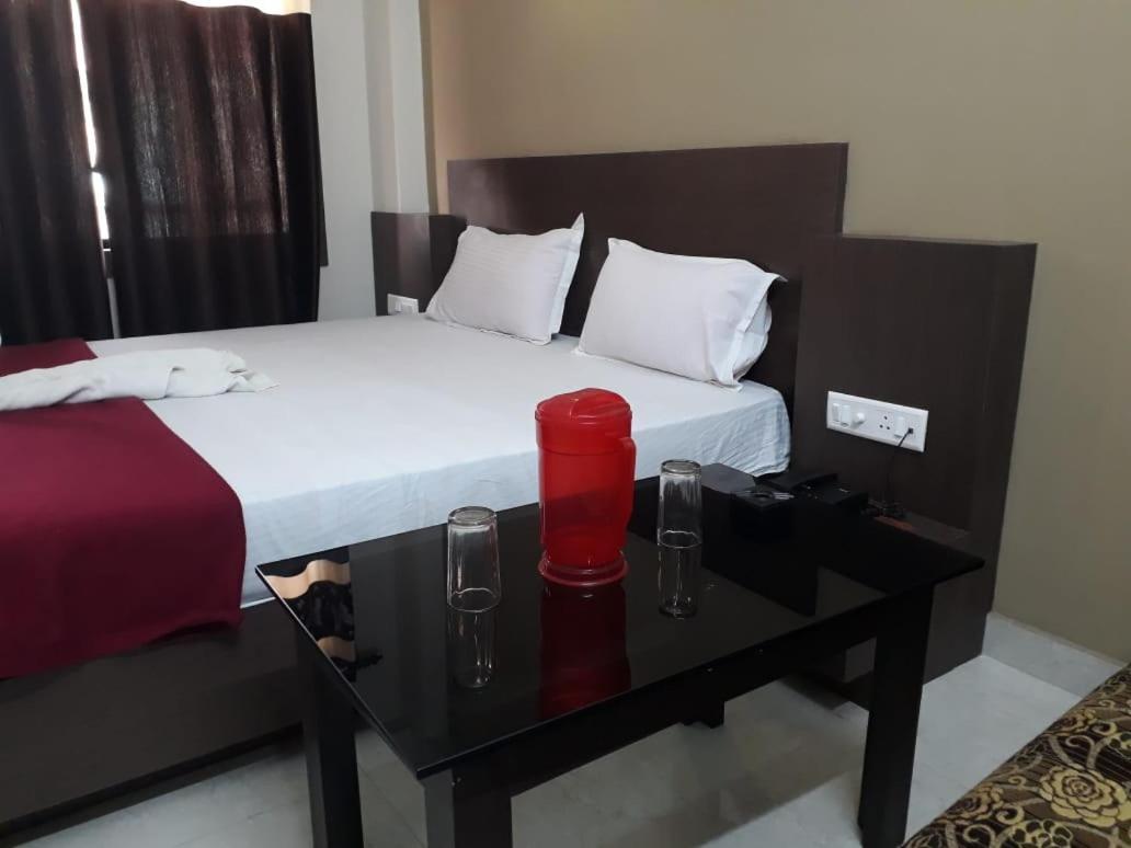 Goroomgo Hotel Uk Palace Puri Exterior photo