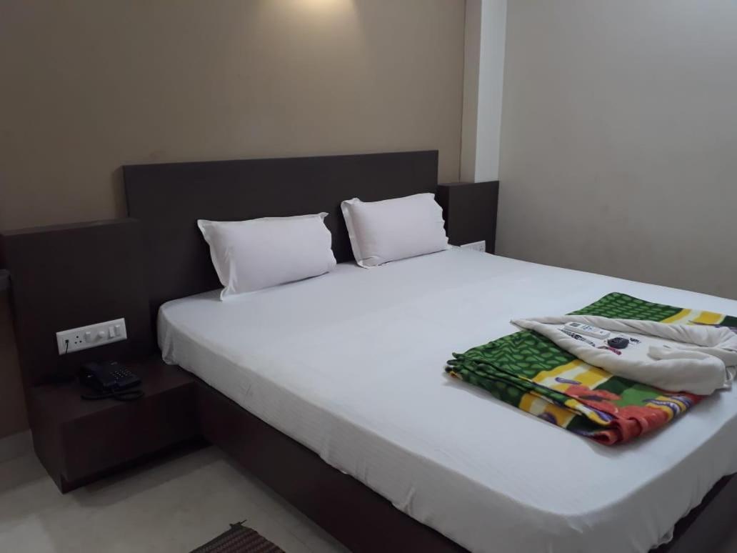 Goroomgo Hotel Uk Palace Puri Exterior photo