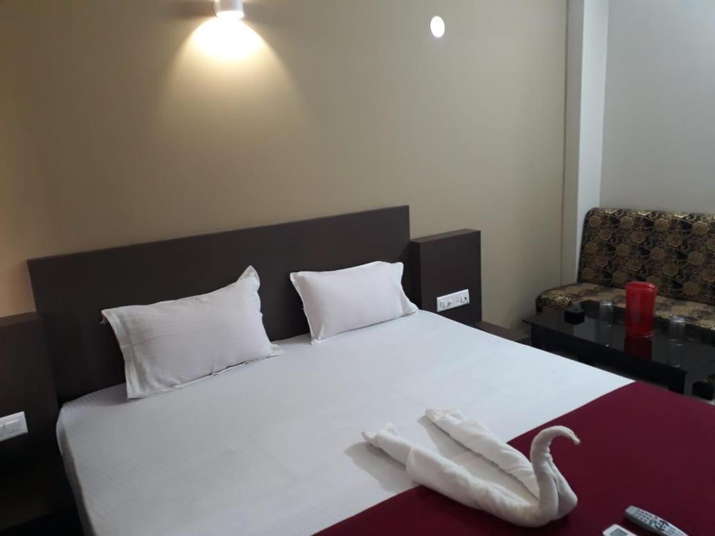 Goroomgo Hotel Uk Palace Puri Exterior photo