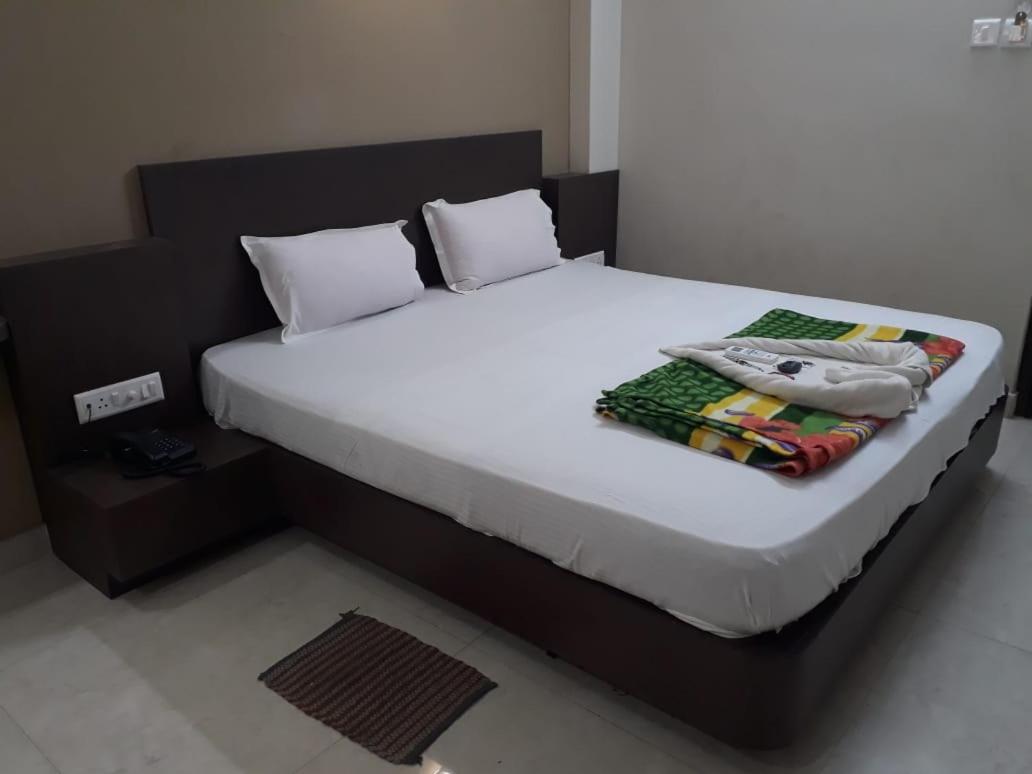 Goroomgo Hotel Uk Palace Puri Exterior photo