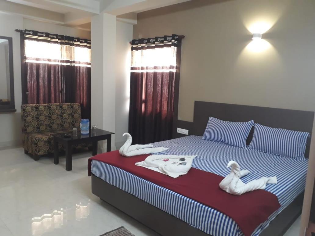Goroomgo Hotel Uk Palace Puri Exterior photo